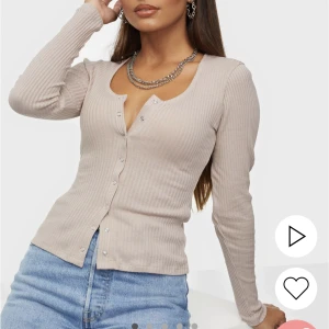 beige tröja  - helt ny prislapp på 