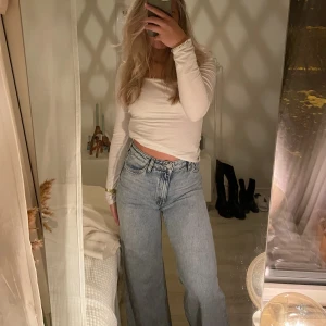 Monki jeans - Ett par snygga jeans från Monki. Använd fåtal gånger.  Strl.24  250kr