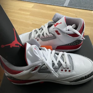 Air Jordan 3  - Fire Red 2022 Retro. Säljer dem helt nya (köpte dem från Sneakers appen), taggen sitter på. Storlek 42,5