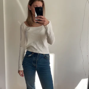 Vit långärmad tröja  - Tröja i stl s, köpt i somras och använd ett fåtal gånger. 100% bomull 