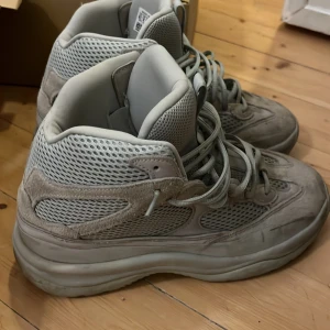 Yeezy desert boot  - Säljer mina desert boot yeezys för dom e för små:( köpta på caliroots! Jalla Cond: 7,5/10  Pris kan diskuteras