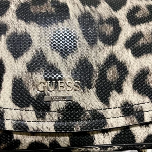 Liten söt väcka från Guees  - Säljer min lilla söta väska från Guees  Mycket bra skick