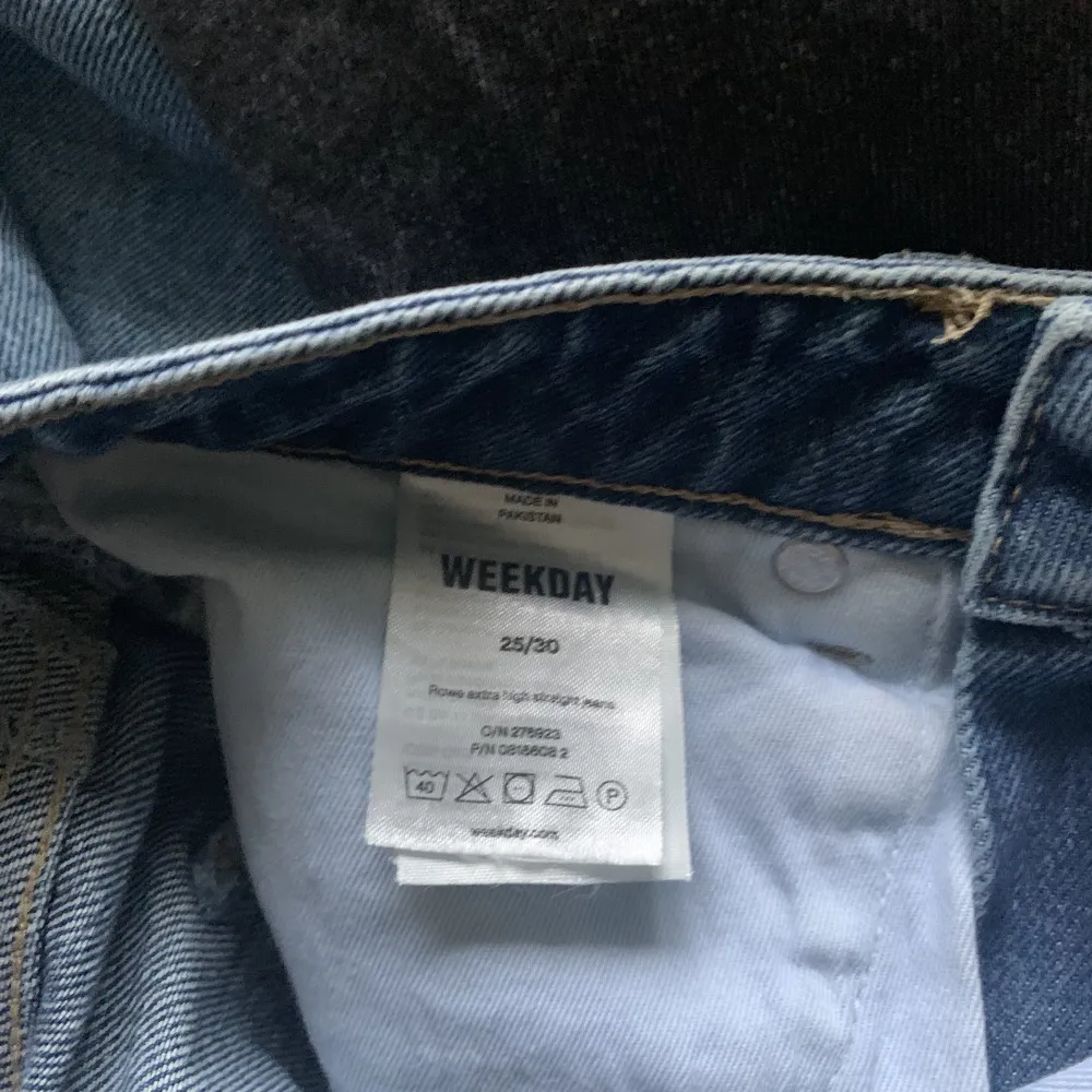 Jeans från Weekday i modellen Rowe. I storlek 25/30 och väldigt fint skick☺️Har även samma modell och storlek i en ljusare färg💙. Jeans & Byxor.