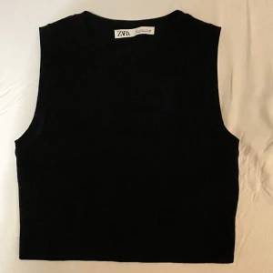 Topp från Zara, storlek L - Croppad svart topp, använd få gånger, bra skick, skönt material och rätt stretchigt
