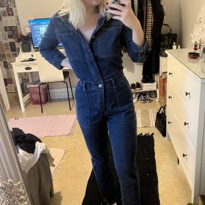 Jeans-dress i mörk jeansfärg, med gömda knappar. True-to-size. Säljer då den inte används längre, men burit flera gånger. 