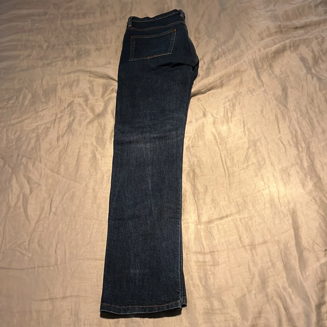 Mörk blåa Acne jeans.  - 90
