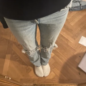 Jeans  - Säljer mina jeans med hål från zara. De är i storlek 36 och är i super bra skick då de aldrig kommit till användning💕 köptes för 400 och är slutsålda nu 
