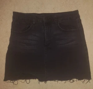 Svart kjol - Snygg svart kjol. Nypris: 160