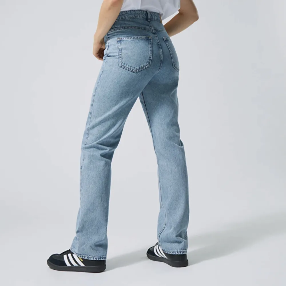 Snygga blå jeans från Weekday i storlek 25/30 i modellen voyage. Dom har medelhög midja med en straight fit.. Jeans & Byxor.