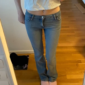lågmidjade jeans  - ljusblå, utsvängda jeans med låg midja och skön stretch från ASOS. Storleken är w26 (midja 65cm) l34 (ben 86cm). slutsåld på hemsidan. pris går att diskutera. köparen står för frakt. 🫶