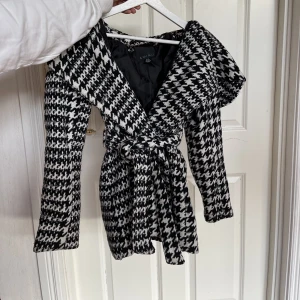 Snygg höst/vinter jacka i storlek XS - Stilren och passar perfekt till både hösten och vintern! 