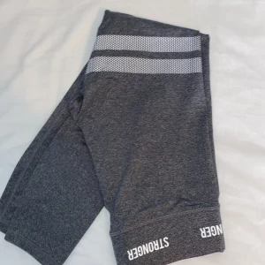 Stronger träningstights  - helt oanvända träningstights (nypris runt 500kr), säljs då de ej kommer till användning. Skriv i dm om du har frågor, pris som står gäller💕💕 Säljer fler träningsplagg på min sida!! Köpare står för frakt. 