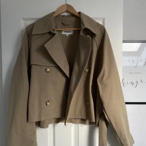 Jacka  - En superfin jacka från junkyard i storlek L❣️perfekt vårjacka som passar till allt. Säljer för 150kr+frakt(99kr)💕