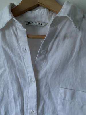 En söt kort skjorta från zara i linnen material🌸pris: 100kr+ 60krfrakt