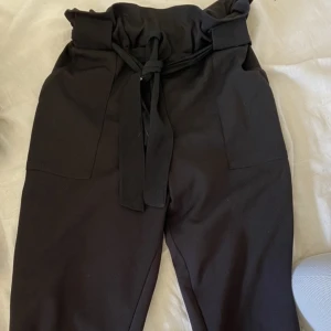 Kostymbyxor  - Kostymbyxor från Missäy, storlek xs