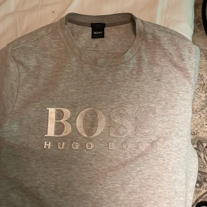 Hugo boss sweatshirt XL - Hugo boss tröja i riktigt bra skick. Reflekt text som glänser Passar också L för lite lösare komfort.