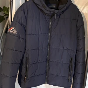 Superdry mörkblå puffer/täckjacka - Nyskick, ej använd mycket.