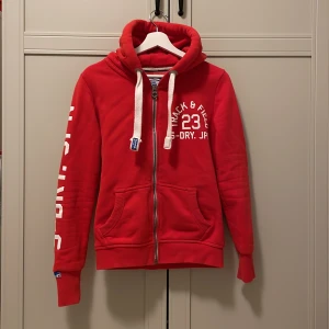 Kofta - Varm kofta kofta med dragkedja och luva. Skriv för fler frågor eller bilder :)