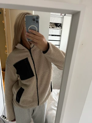 Teddyjacka - Teddyjacka i beige från lager157, kommer inte till användning, aldrig använd! St M