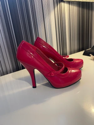 Pin up skor  - Helt oanvända pin up skor. Storlek 38. Säljs pga fel storlek. 