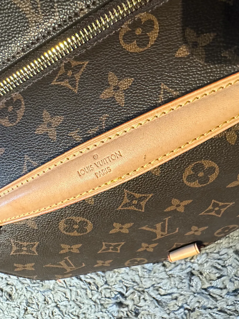 Hejsan,  Säljer denna Louis Vuitton crossbodyväska i modellen Metis. Använd fåtal ggr. Rymlig med flera fack. AAA-kopia i äkta läder.  Hör av dej om fler bilder önskas 😊. Väskor.