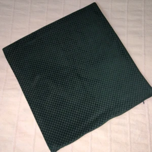 Grönt kuddfodral från Mio, ca 45x45 cm - Mjukt, sammetsliknande och fint kuddfodral från Mio. Mönstrat på ena sidan. Knappt använt och i fint skick. Ca 45x45 cm stort (jag har haft en 50x50 cm stor kudde i). 