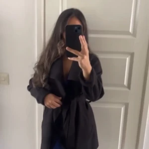 Svart kappa!  - Hej! Jag säljer denna kappa. Då den inte passar mig längre, jag har användt den ett få par gånger,  men kommer tyvärr inte till användning längre, Storleken är XS-S (men funkar även som M). Säljer den för 350kr och frakten står köparen för.