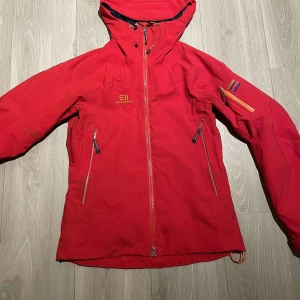 Elevenate fodrad skidjacka - Skitsnygg röd skidjacka, fodrad och varm perfekt i vinter. Väldigt fint skick och nypris kring 6000kr. 