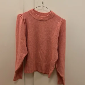 Rosa stickad tröja - Jättefin rosa stickad tröja. Använd fåtal gånger. Storlek XS från HM. 💕