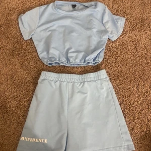 Shein - Säljer detta blåa mjukissätt jätte mysigt och skönt i storlek XS. 