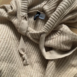 Brun hoodie - Brun hoodie, älskar den, men tyvärr för liten nu! Frakt tillkommer på 50kr! 