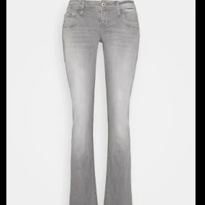 Gråa ltb jeans - Säljer dessa gråa skitsnygga lbt jeansen pga att jag köpte i fel storlek💕 Endast använda några fåtal gånger!! Budet ligger just nu på: 570 kr