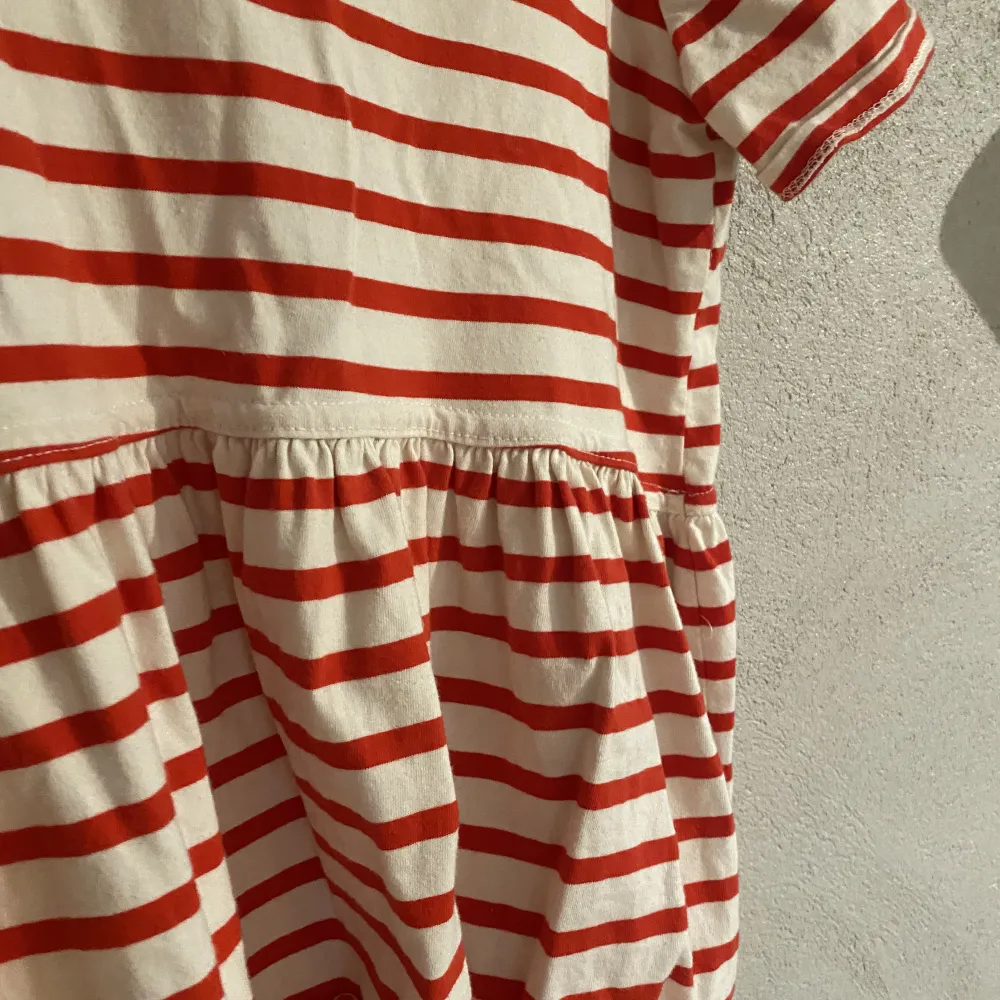 Säljer denna röd/vit randiga tröjan från Zara. Har inte använt på ett tag men är fortfarande i bra skick. . T-shirts.