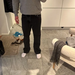 Hope jeans - Jävligt schyssta svarta rush denim jeans från hope. Skick 9/10, väldigt sparsamt använda. Väldigt sköna jeans och väldigt snygga. Nypris: 1400 Mitt pris: 850 (kan diskuteras)