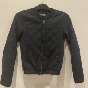 Marinblå jacka  - Säljer denna snygga marinblåa jacka med rutiga sömmar. Jackan är i väldigt bra skick. Jag köpte jackan nypris 450kr och säljer den nu för 150kr. Storleken är XS men passar även S. Köparen står för eventuella fraktkostnader💓