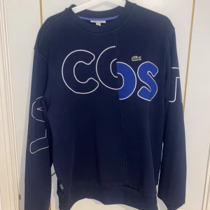 Lacoste tröja - Riktig snygg och fräsch Lacoste tröja. Finns inte längre att köpa och knappt använd. Jag säljer den för att jag tycker att den inte passar mig längre