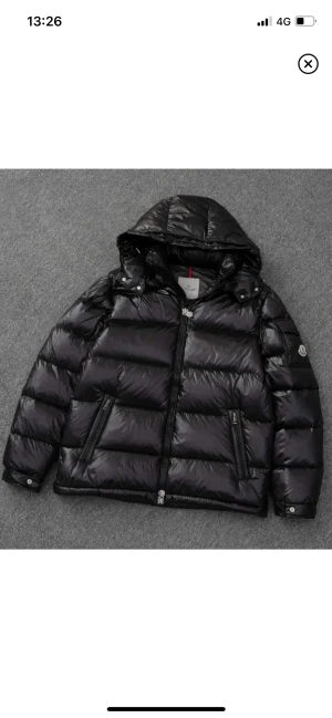Moncler  - Säljer denna jackan, inte äkta men identisk. Köpte för 1 månad sen o inte använd pga för stor. Priset kan vi diskutera. 