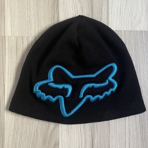 Fox mössa - Nån tråd som gått upp där uppe annars fint skick. Skickas spårbart med PostNord eller Schenker. Skriv om fler bilder eller mått önskas.