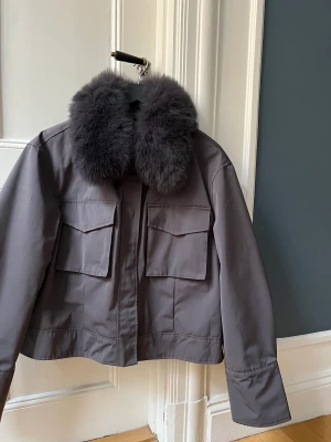 Meotine jacka - Säljer min superfina Meotine charlie jacket- Grey tech.  Säljer denna fina jacka då den tyvärr inte kommit till användning.  Ps. Storleken är L/XL, men motsvarar en M.