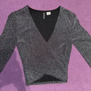 En glittrig långärmad croppad tröja från H&M i storlek XS! Enbart använd på en fest och aldrig mer! Vill därför nu sälja den för 150kr INKLUSIVE  frakt! ☺️ 