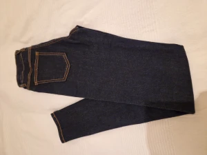 Jeans - Oanvända jeans i nyskick. Jegging jane. Medelhög midja. Storlek xxs. Säljes för 100 kr. Nypris 299 kr. Köparen står för frakten.