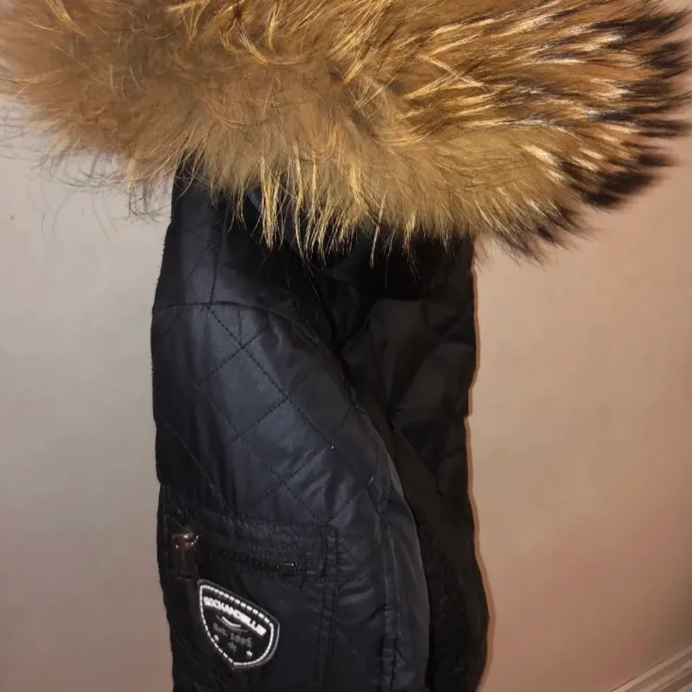 Jag säljer nu min jacka då den bara kom till användning en vinter. Jackan är i fint skick och i storlek 40 som motsvarar M men skulle säga att den passar en med strl S också! Köpt för 3500kr. . Takit.