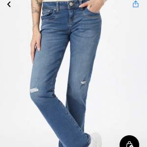 Säljer dessa snygga jeans! Endast testade så de är i nyskick💘 Lite osäker på vad jag ska sälja de för❤️ Tryck inte på köp nu! Nypris är 725💘