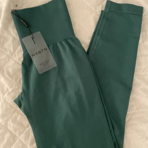 Nvgtn thights - Ett par helt nya nvgtn leggings, modellen heter solid Seamleass. Kommer med påse och lapp. Paket kan diskuteras vid köp av flera. Tyget är väldigt strechigt så passar även S. Nypris är 600kr