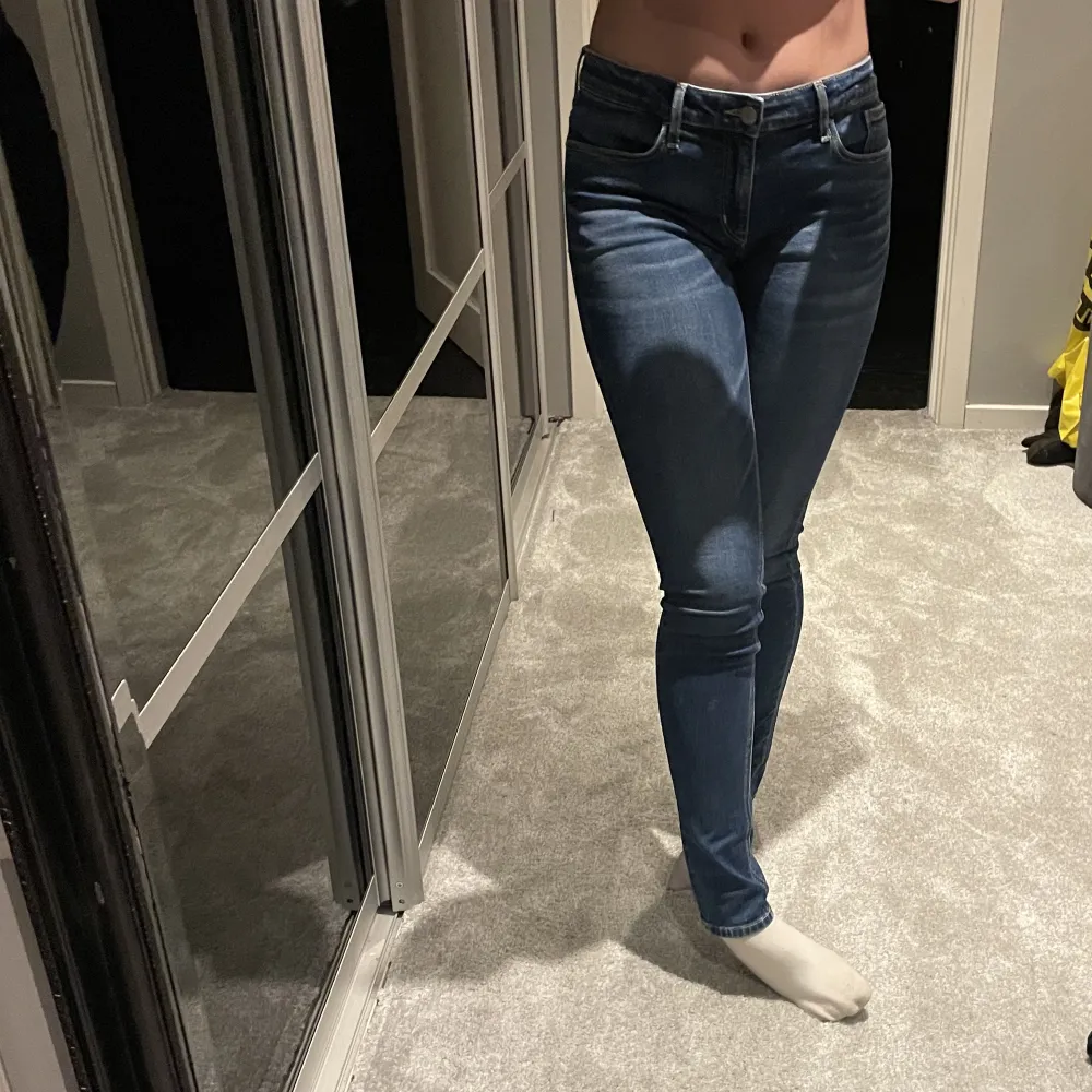 Mörkblåa Calvin Klein jeans  Stl: 14 Säljs pgr kommer ej till användning. Jeans & Byxor.