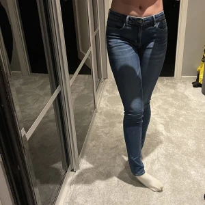 Calvin Klein jeans (Lågmidjade) - Mörkblåa Calvin Klein jeans  Stl: 14 Säljs pgr kommer ej till användning