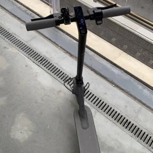 Elsparkcykel  - Nu säljer jag min elsparkcykel för den kommer inte till användning den går i 20 km/h och har inga skador