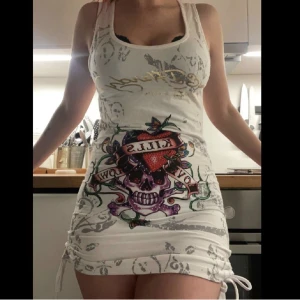 Ed Hardy klänning  - Äkta ed Hardy klänning i utmärkt skick, om man bortser från en brusten söm (som lätt går att fixa) står XL men sitter mer som en L. Bara att skriva om du har frågor eller vill ha fler bilder! 