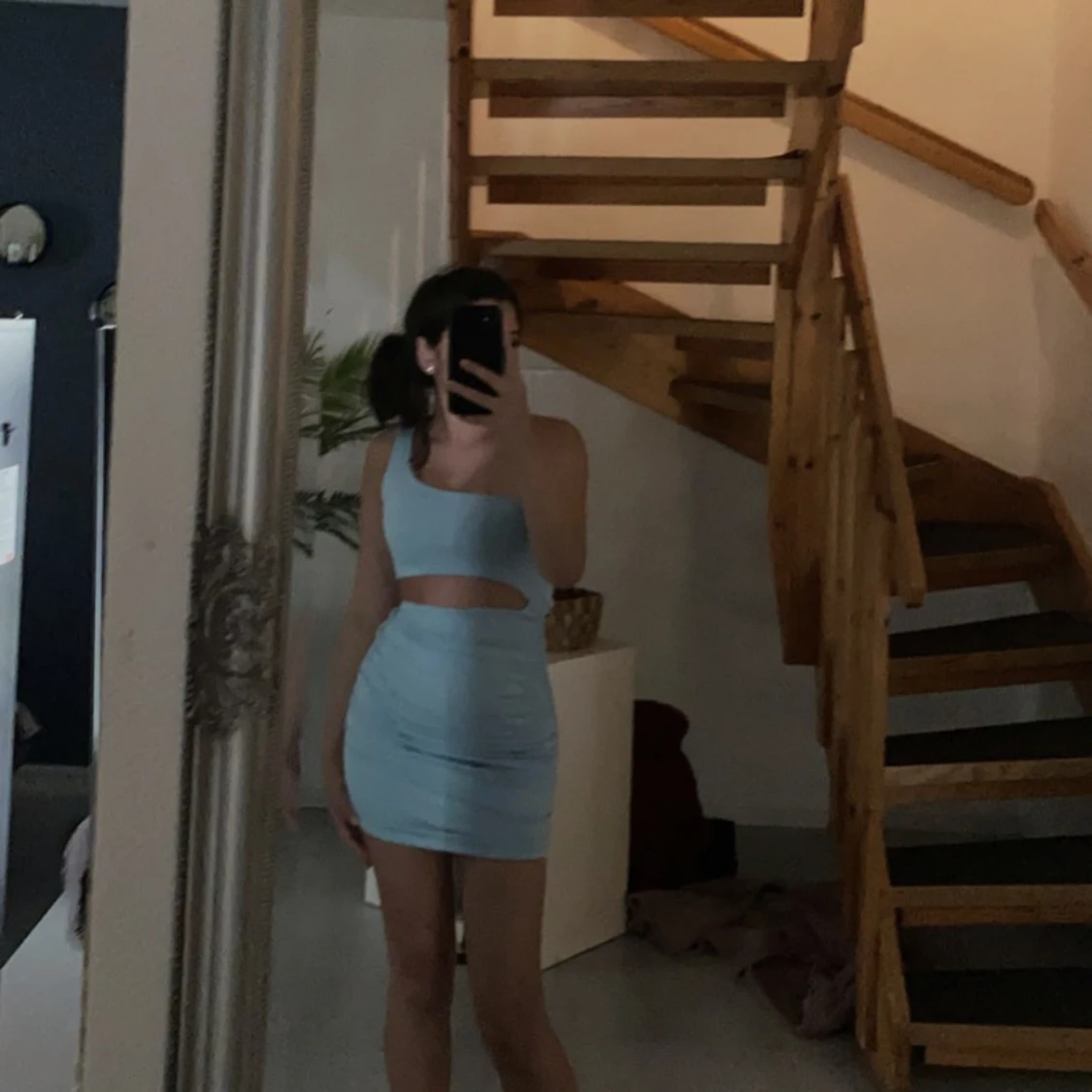 En blå klänning öppen vid magen