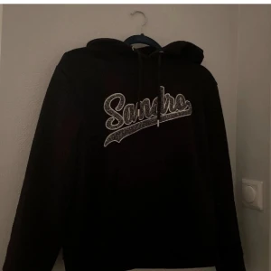 Sandro Hoodie - Säljer denna sjukt sköna sandro hoodien i storlek S ❤️ kan också byta. Är inte säker på original pris men skulle gissa 1700kr ish, knappt använd 